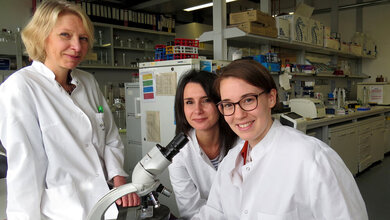 Medizinprofessorin_Dr_Magdalena_Huber_und_ihre_MitarbeiterinnenFoto_Alekhya_Porapu.jpg Prof. Dr. Magdalena Huber und ihre Mitarbeiterinnen
