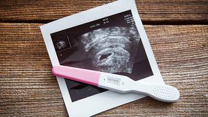 Titelbild zum englischen Beitrag über Schwangerschaftstests