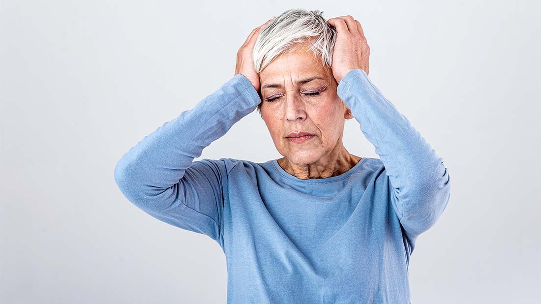 COVID-19-assoziierte Kopfschmerzen: Alternativen zur Schmerzmitteleinnahme testen.