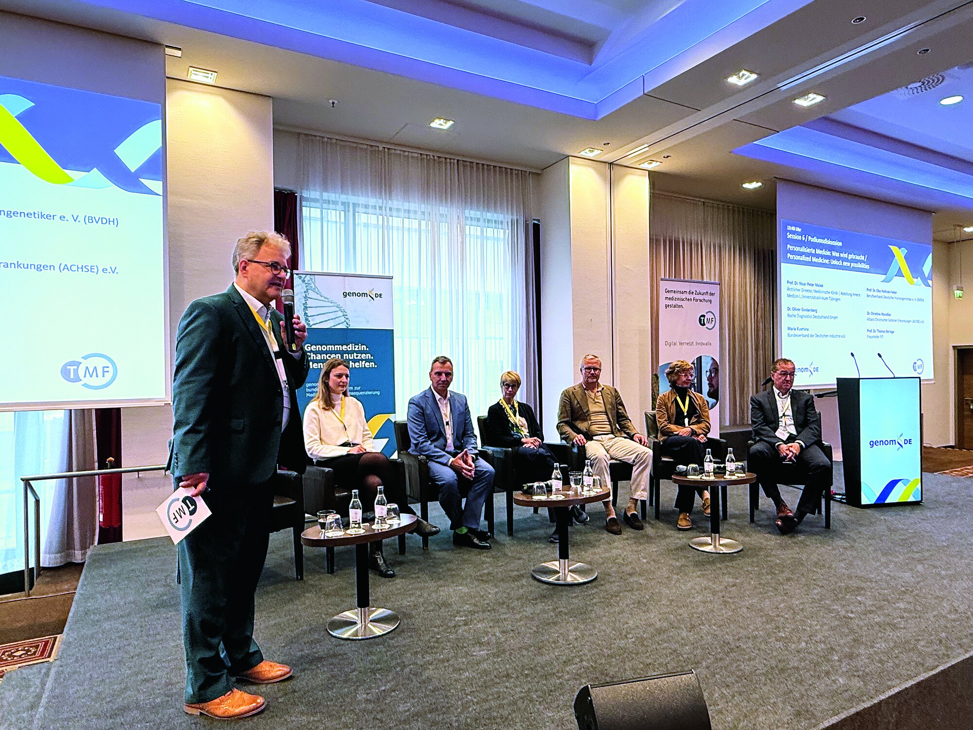 Foto von der Podiumsdiskussion zur personalisierten Medizin mit Sebastian C. Semler