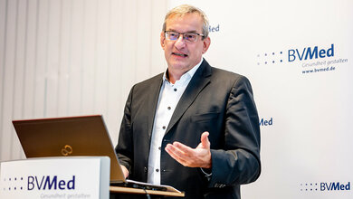 Foto D. Meinrad Lugan auf der BVMed-Mitgliederversammlung in Berlin