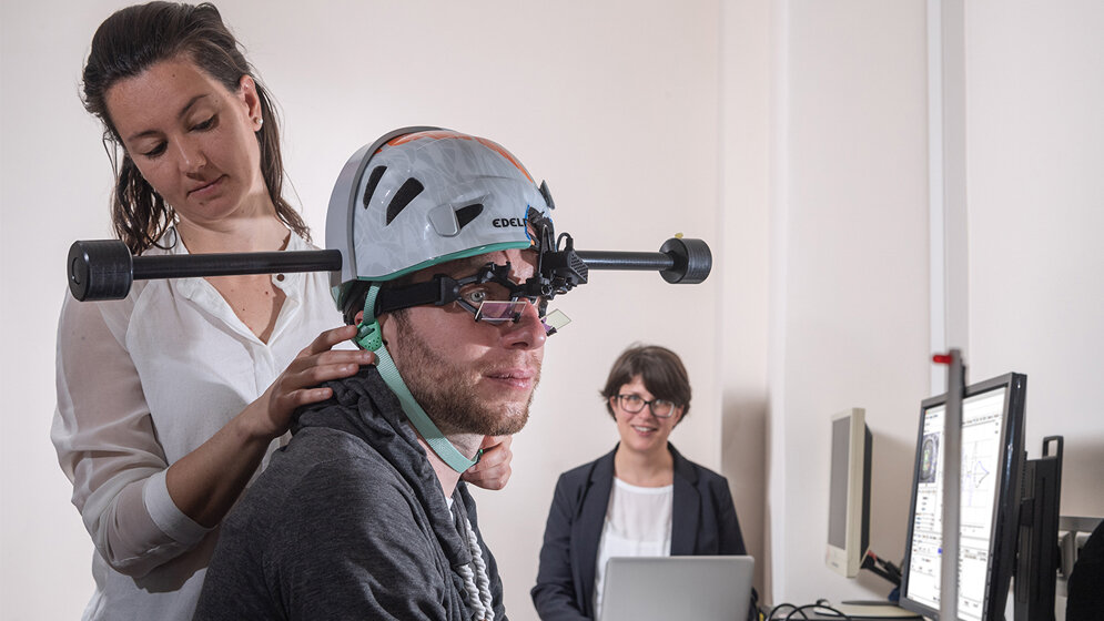 Dr_Cecilia_Ramaioli_links_ueberprueft_den_Sitz_des_Helms_mit_Gewichten_A_Heddergott_TUM.jpg Dr. Cecilia Ramaioli (links) überprüft den Sitz des Helms mit Gewichten