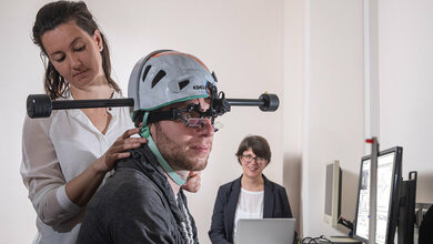 Dr. Cecilia Ramaioli (links) überprüft den Sitz des Helms mit Gewichten