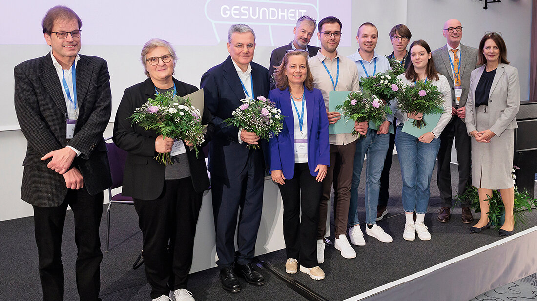 KI im Labor: MT werden weiter gebraucht! Gruppenfoto mit Preisträgern/-innen vom DKLM
