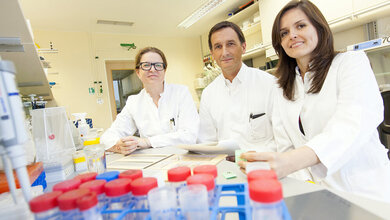 von_links_Dr_Silke_Marhenke_Professor_Dr_Arndt_Vogel_Dr_Laura_Buitrago_Molina_MHH_Kaiser.jpg Auswertung von Ergebnisse