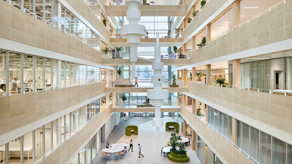 Ein BLick in das Atrium des Diagnostik-Innovationszentrums Penzberg