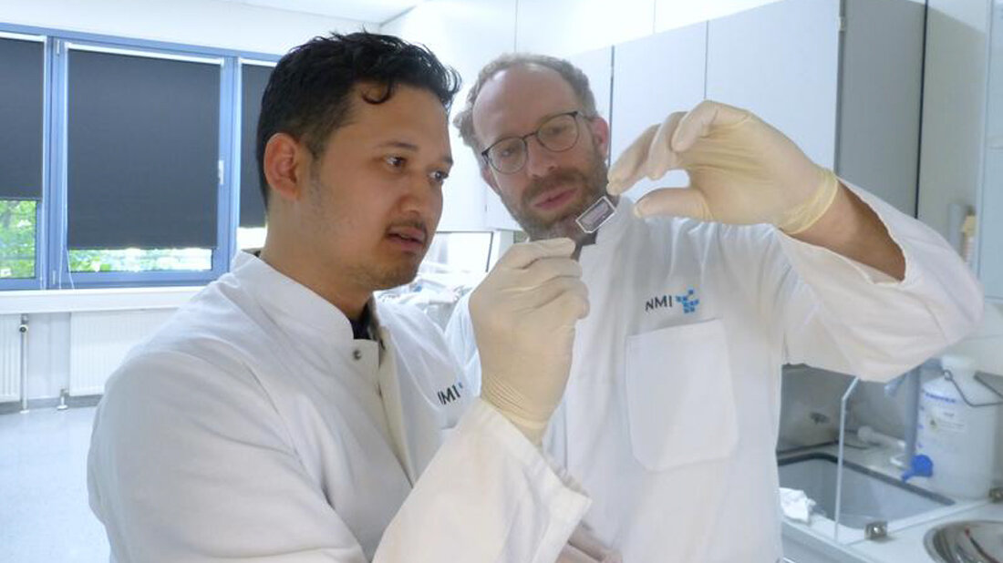 Tengku Ibrahim Maulana (links) und Prof. Peter Loskill