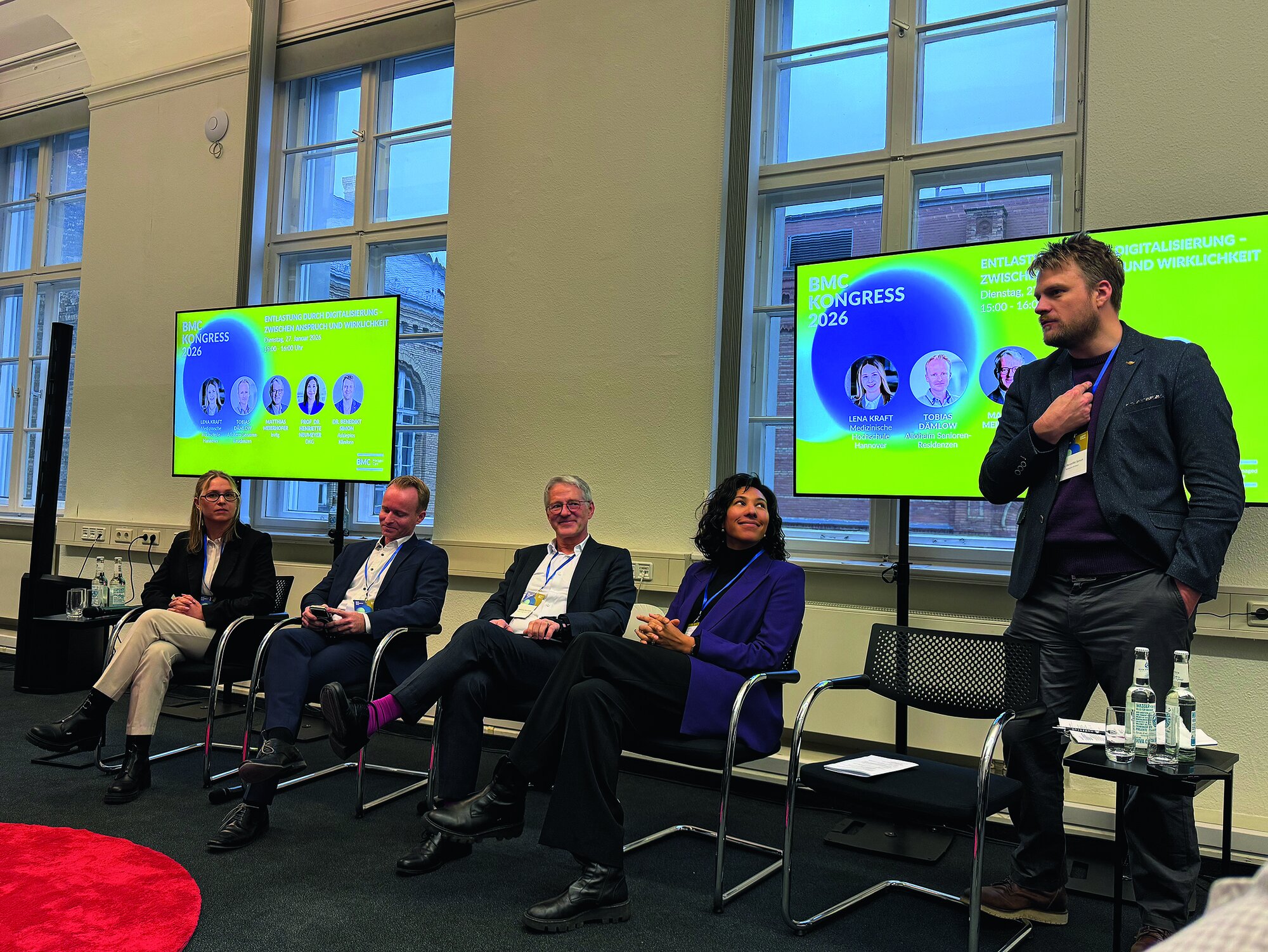 Foto von der Podiumsdiskussion über „Entlastung durch Digitalisierung – ­zwischen Anspruch und Wirklichkeit“ mit Lena Kraft, Tobias Dämlow, Matthias Meierhofer, Prof. Dr. Henriette Neumeyer, Dr. Benedikt Simon