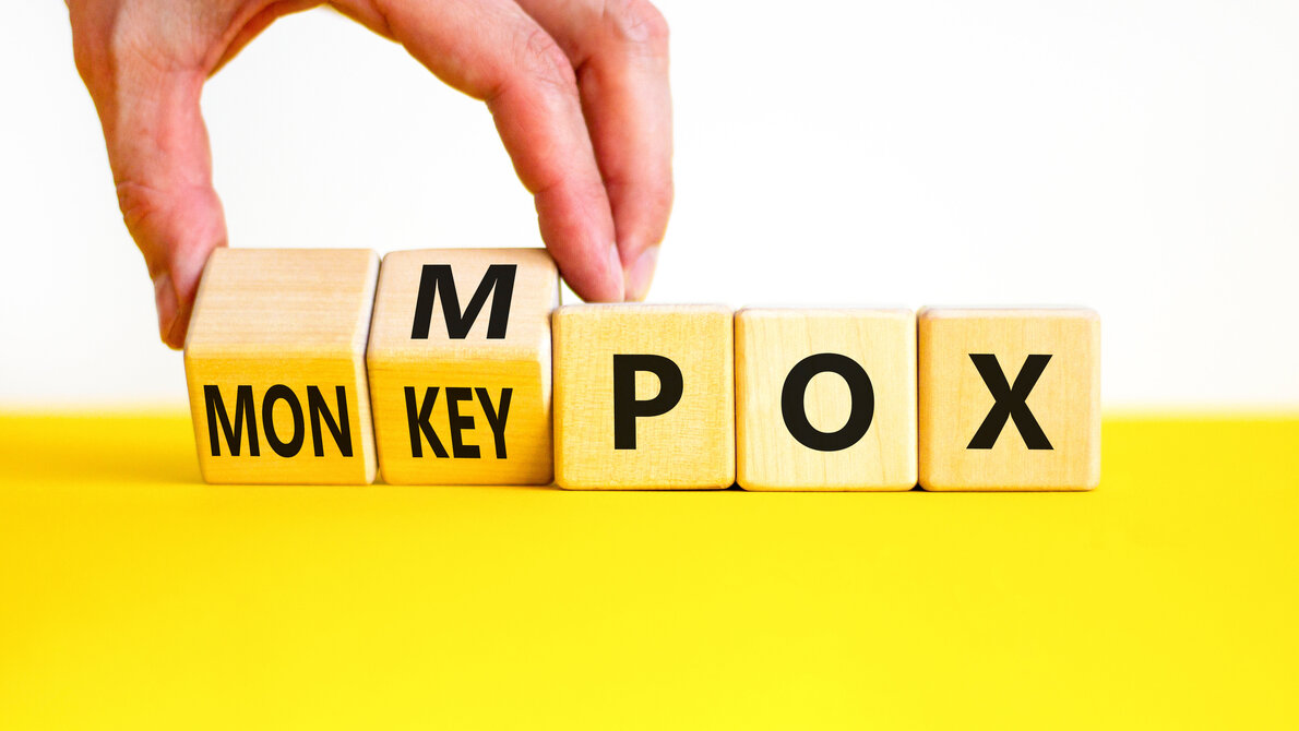 AdobeStock_1638358710.jpeg Holzwürfel mit der Beschriftung MPOX und MONKEYPOX.