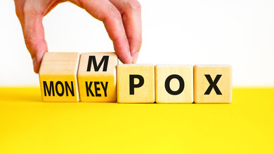 Holzwürfel mit der Beschriftung MPOX und MONKEYPOX.