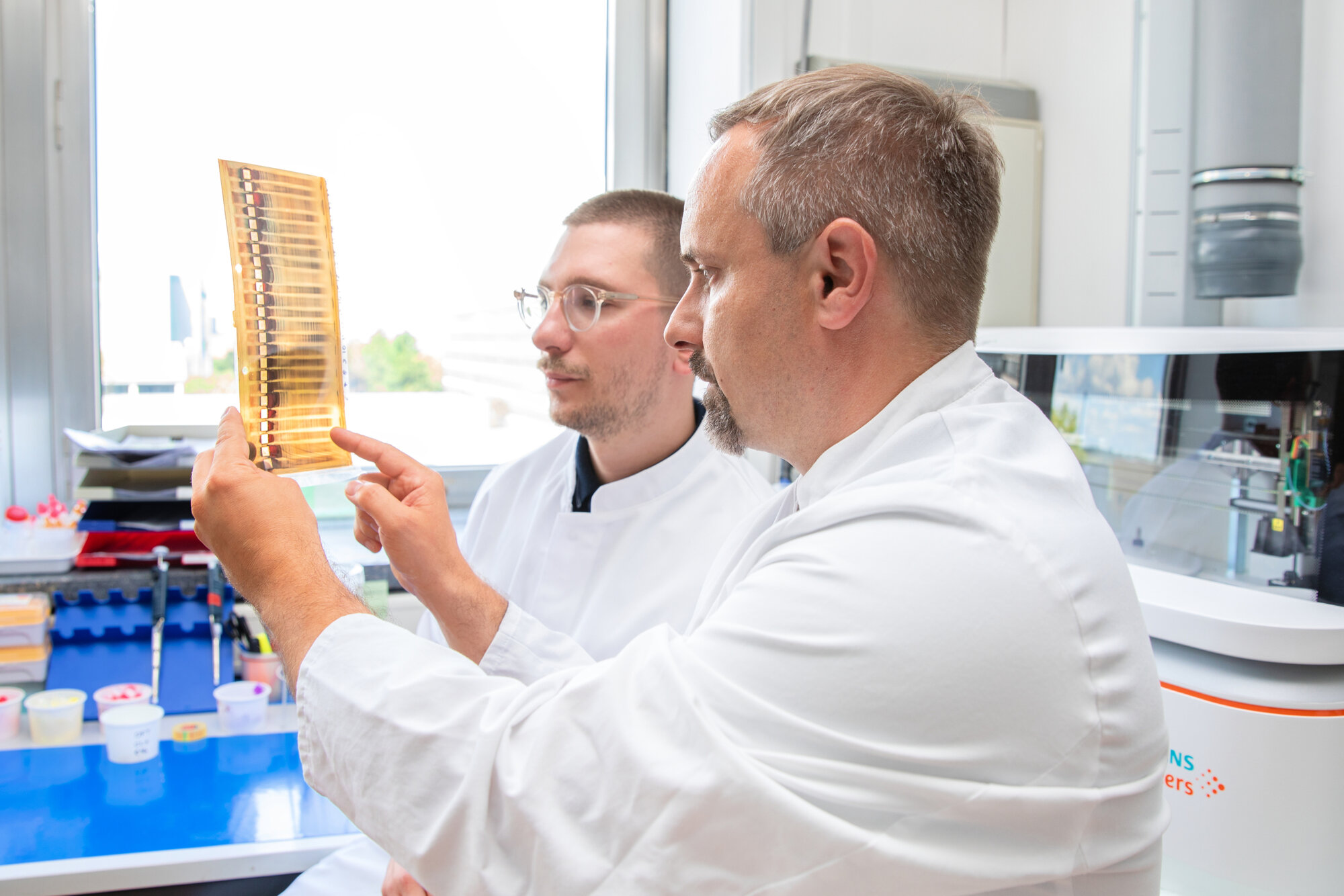 MS_Antikoerpermuster.jpg Die Neurologen Dr. Felix Konen (links) und Prof. Dr. Thomas Skripuletz bei der Arbeit.