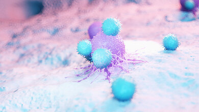 T-Zelle_Krebs.jpg Illustration von Immunzellen, die eine Krebszelle angreifen, dargestellt in blauen und violetten Farbtönen auf mikroskopischer Ebene.