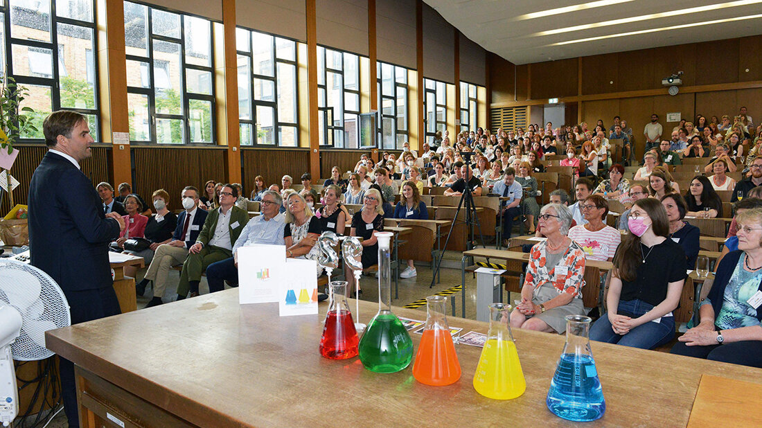 Titelbild des Berichts vom Festakt zum 90+2-Jubiläum der Münchner Berufsfachschule für MTLA