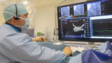 Prof_Dr_Philipp_Sommer_im_Herzkatheterlabor_Nummer_Sechs_Foto_Armin_Kuehn.jpg Prof. Dr. Philipp Sommer