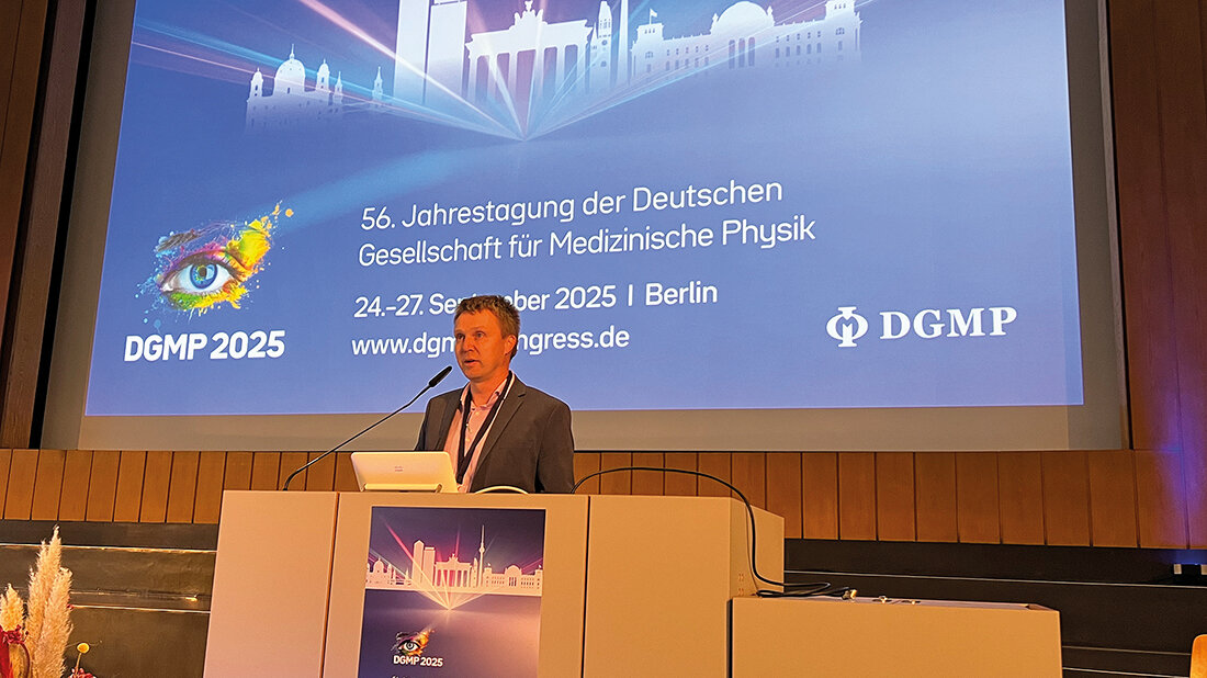 Foto des Podiums mit DGMP-Präsident Prof. Dr. Christoph Bert bei der Begrüßung der Teilnehmerinnen und Teilnehmer