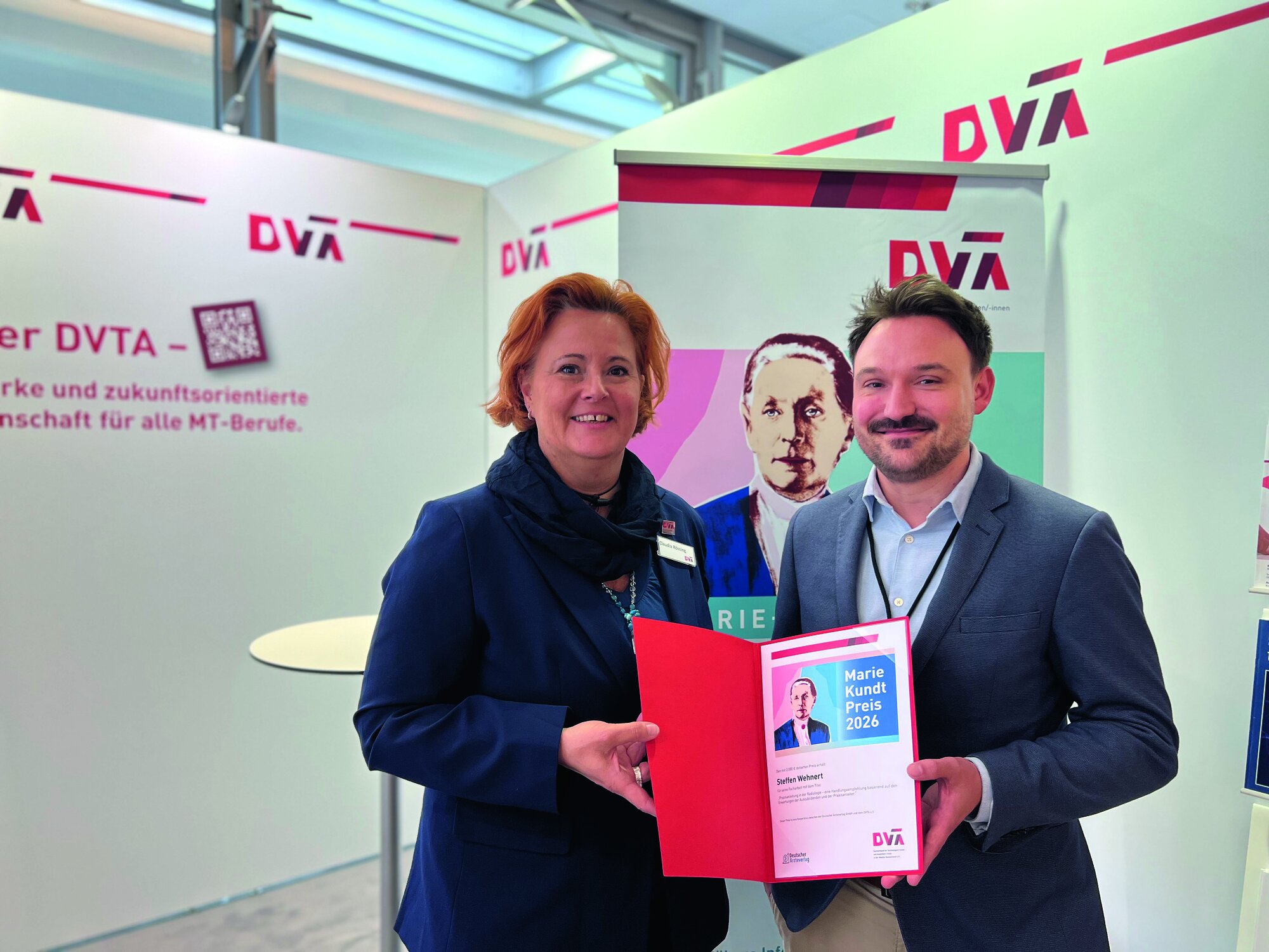 „Radiologie grenzenlos“ DVTA-Präsidentin Claudia Rössing mit dem Preisträger des Marie-Kundt-Preises 2026 (Steffen Wehnert), der auf dem Röntgenkongress verliehen wurde