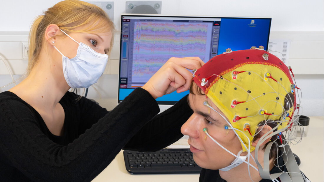 Doktorandin Celina von Eiff befestigt Elektroden