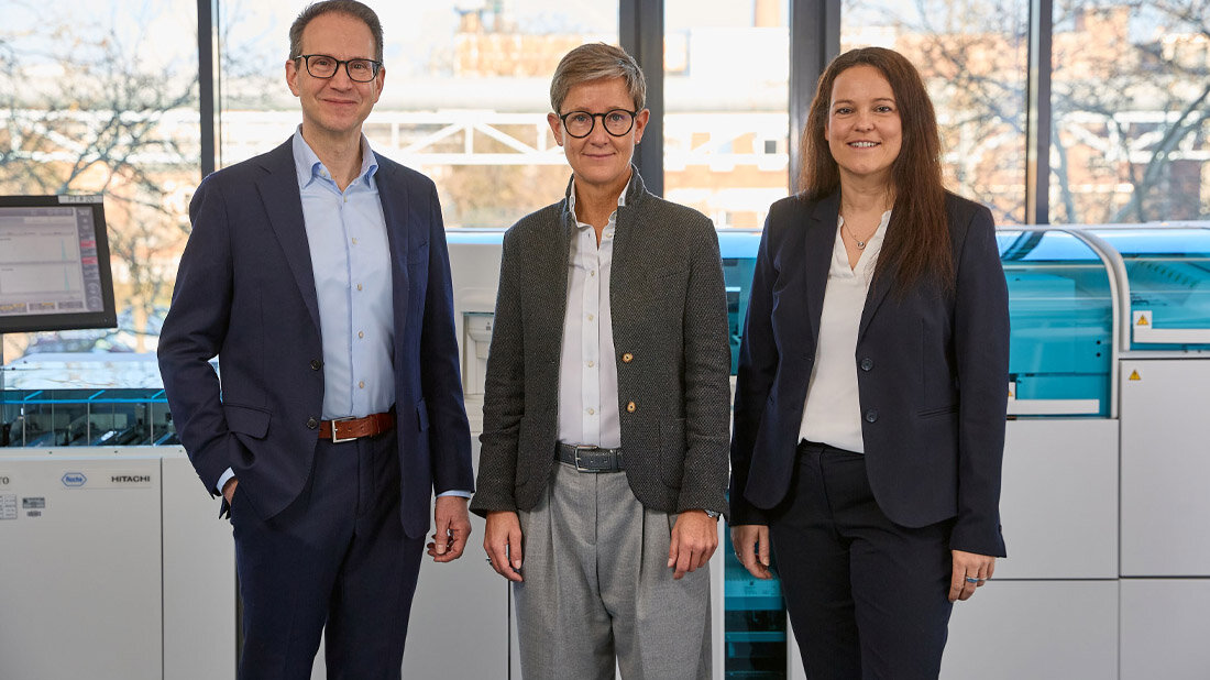 Dr. Daniel Steiners, Vorstand der Roche Pharma AG, Dr. Claudia Fleischer, Geschäftsführerin der Roche Diagnostics GmbH und Daniela Kahlert, Geschäftsführerin der Roche Diagnostics Deutschland GmbH