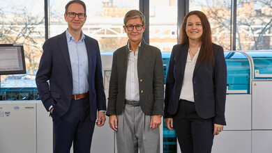Dr. Daniel Steiners, Vorstand der Roche Pharma AG, Dr. Claudia Fleischer, Geschäftsführerin der Roche Diagnostics GmbH und Daniela Kahlert, Geschäftsführerin der Roche Diagnostics Deutschland GmbH