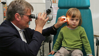 Hoeren_bei_Kindern_bis_zum_Schuleintritt_viel_zu_selten_untersucht_Prof_Dr_med_Karsten_Plotz_Prof_HNO_Heilkunde_an_der_Jade_Hochschule_Foto_Eberhard_Petzold.jpg Hören bei Kindern bis zum Schuleintritt