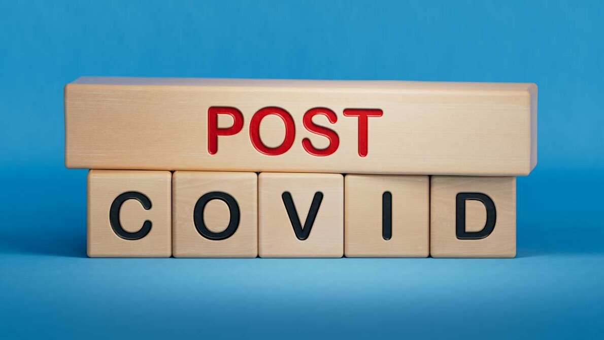 Post_COVID_AdobeStock_605722104_edited.jpg Holzwürfel mit Aufdruck Post COVID