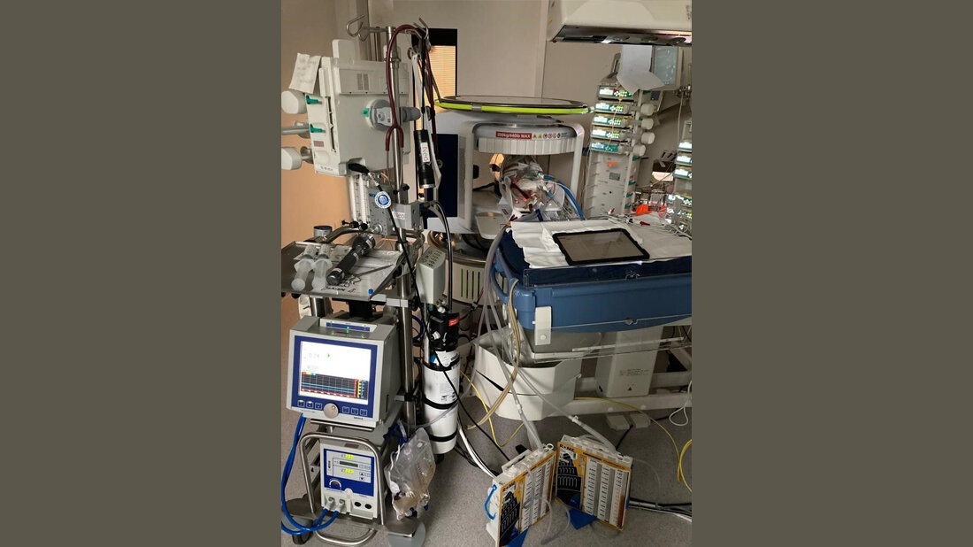 mobiles_MRT_und_ECMO.jpg Mobiles MRT bei einem Neugeborenen, der eine ECMO-Therapie erhält