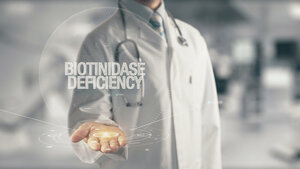 Titelbild des Fachbeitrags zu Ursachen, Symptomen, Diagnostik, Therapie und Prognose des Biotinidasemangels