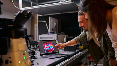 HM-Doktorand Thomas Kellerer zeigt humane Lungenzellen