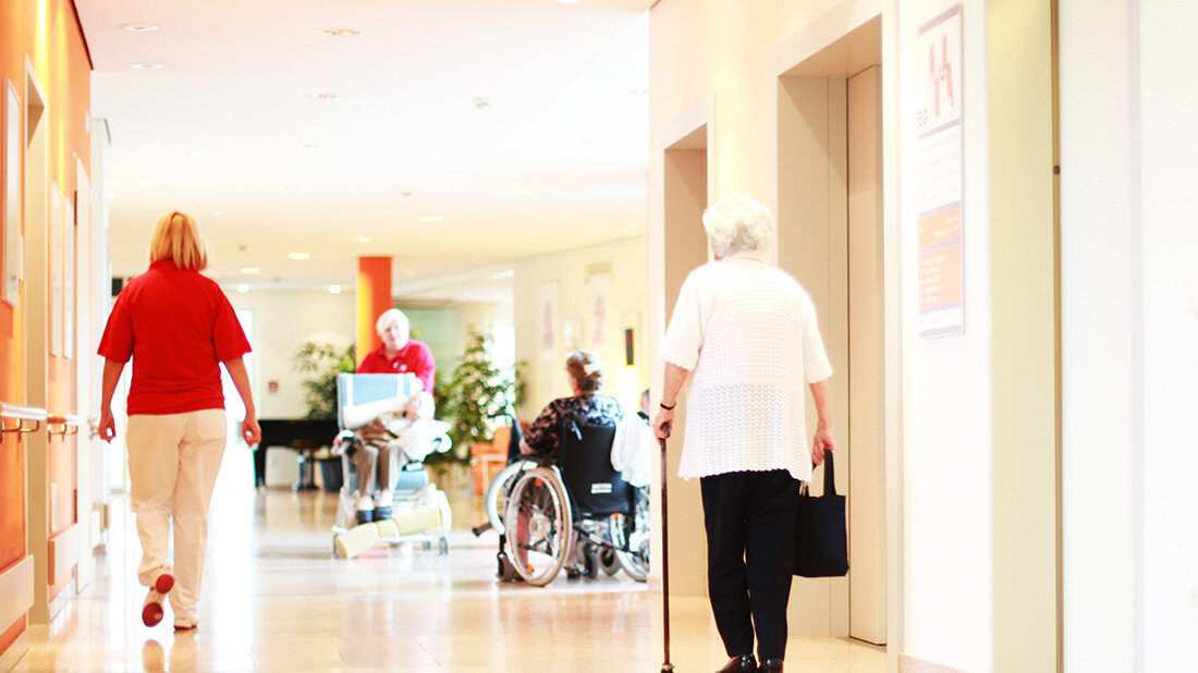 Eigenanteil_Altenheim.jpg Der Eigenanteil für Bewohnern von Pflegeheimen steigt vor allem im ersten Jahr des Aufenthalts