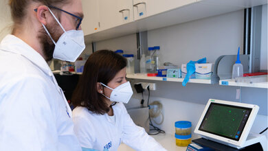 Jun.-Prof. Neva Caliskan und Matthias Zimmer 