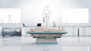 Foto, auf dem eine lebensgroße realistische menschliche Puppe auf einem Behandlungstisch liegt