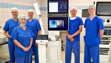 (v.l.) Prof. Dirk Skowasch, Direktor der Klinik für Pneumologie des UKB, Lia Konstantinidou, OP-Assistenz mit Schwerpunkt chirurgische Robotik und Technologie, Donatas Zalepugas, Oberarzt an der Klinik für Thoraxchirurgie, Prof. Joachim Schmidt, Leiter der Thoraxchirurgie des UKB und des Lungenkrebszentrums Bonn/Rhein-Sieg sowie Chefarzt der Klinik für Thoraxchirurgie und Ärztlicher Direktor am Helios Klinikum Bonn/Rhein-Sieg und Priv.-Doz. Dr. Daniel Kütting, Leitender Oberarzt an der Klinik für Diagnostische und Interventionelle Radiologie mit dem ION-System.