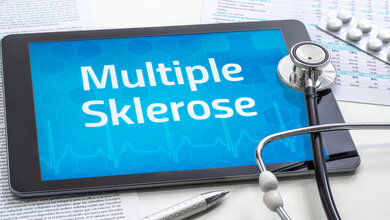 Ein Tablet mit dem Text Multiple Sklerose auf dem Display  