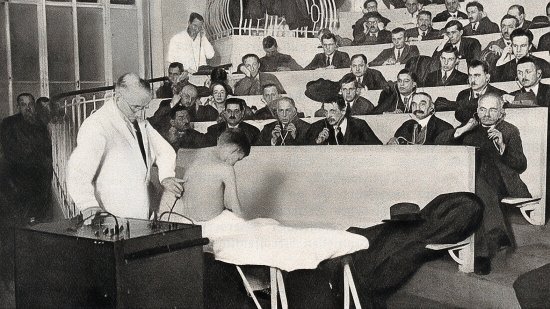 Foto aus dem Hörsaal mit Karel Frederik Wenckebach, Patient und Studenten