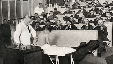 Foto aus dem Hörsaal mit Karel Frederik Wenckebach, Patient und Studenten