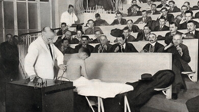 Foto aus dem Hörsaal mit Karel Frederik Wenckebach, Patient und Studenten