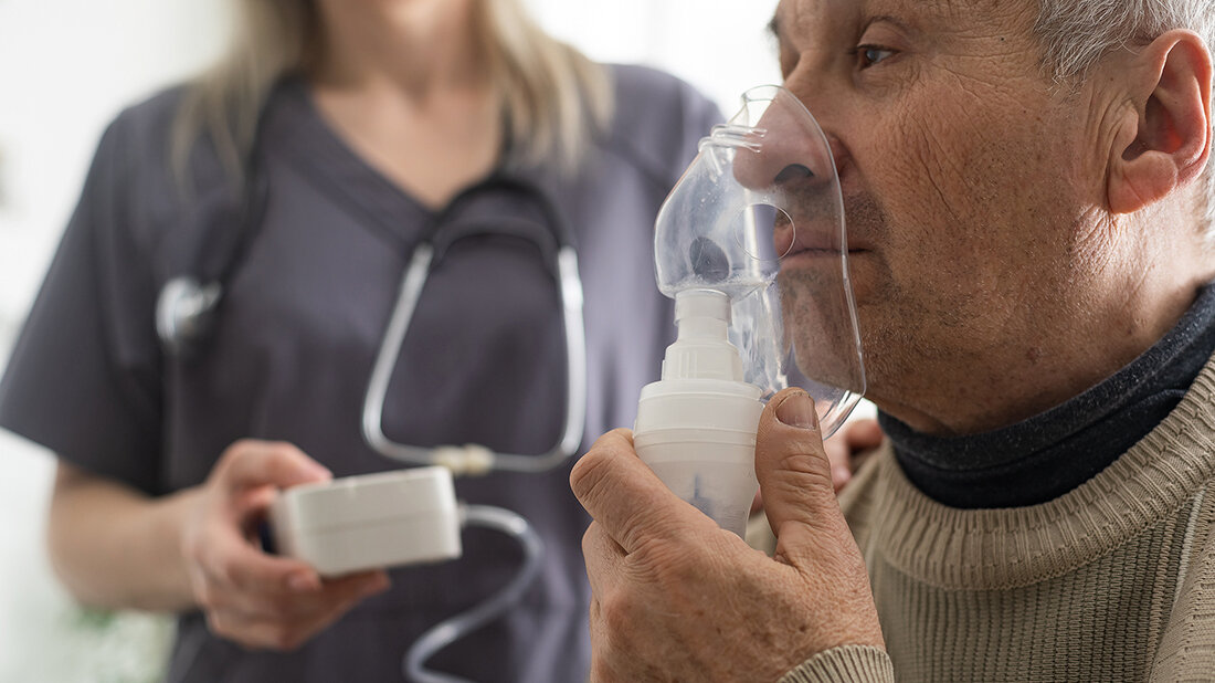 Foto eines Patienten mit einer Atemmaske