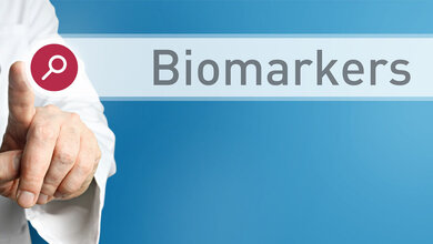 Ein Arzt drückt auf einen Button mit der Aufschrift Biomarkers.