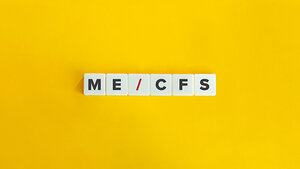 Foto von Scrabble-Steinen, die zu der Abkürzung „ME/CFS“ gelegt wurden