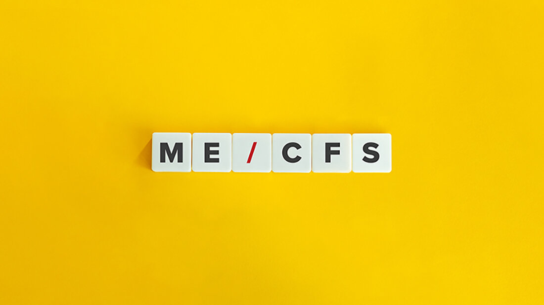 Foto von Scrabble-Steinen, die zu der Abkürzung „ME/CFS“ gelegt wurden