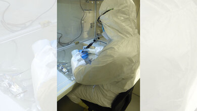 Darío Ramirez bei Laborarbeiten 