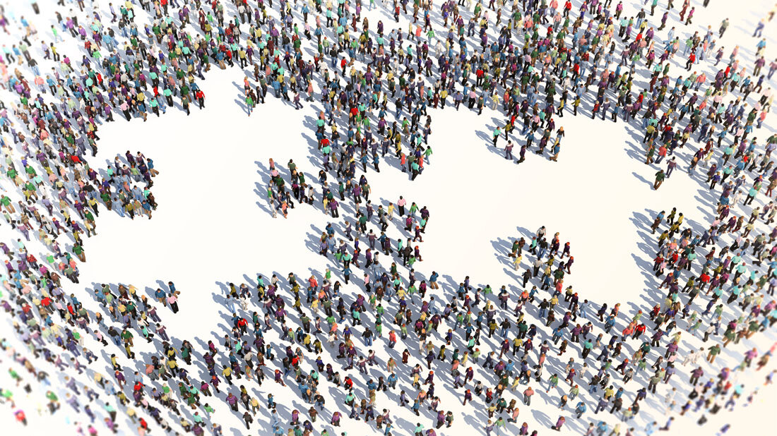 Menschen formen ein Puzzle