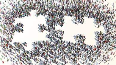 Menschen formen ein Puzzle