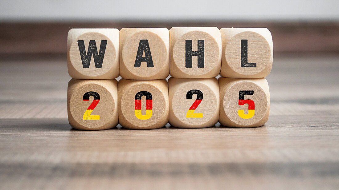 Foto mit Visualisierung der Wahl 2025 mittels Holzwürfeln mit Buchstaben und Ziffern