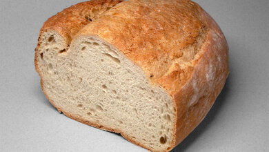 Weissbrot_Von_Rainer_Zenz_Eigenes_Werk_CC_BY_SA_3_0.jpg Weißbrot