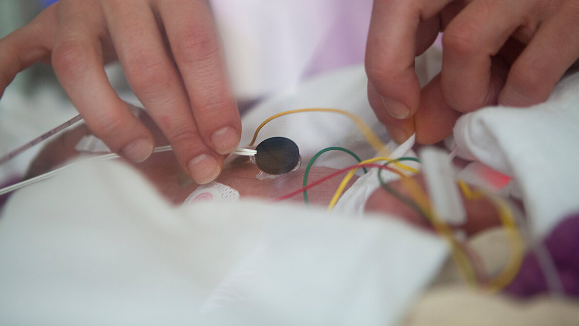 AdobeStock_499003236.jpeg Kleinkind mit EEG