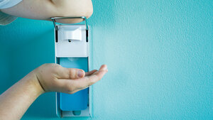 Titelbild zum Fachbeitrag über Hygiene in der COVID-19-Pandemie