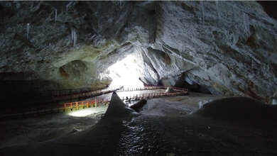 Blick in die Eishöhle von Scarisoara in Rumänien.