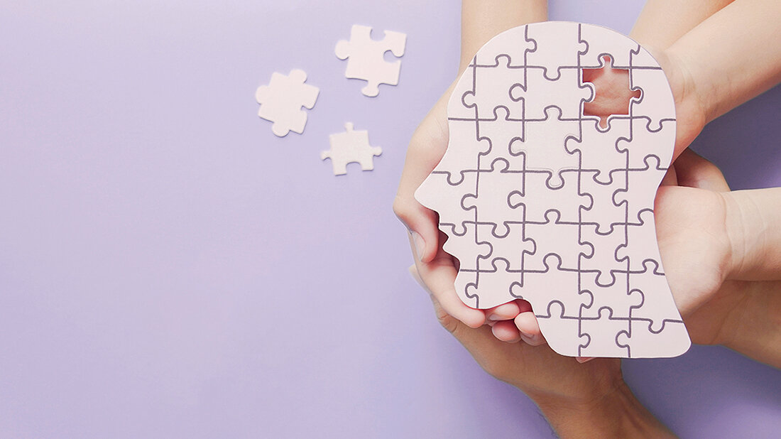 Foto eines schematisierten menschlichen Kopfes, zusammengesetzt aus Puzzle-Teilen