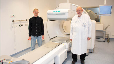 Dr. Tamino Huxohl (links) und Institutsdirektor Prof. Dr. Wolfgang Burchert 